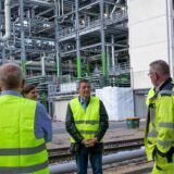 Bürgermeister Werner Arndt (2. v. r.) und Mitglieder von Verwaltung und Politik besuchten INEOS Phenol im Juli 2023.