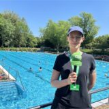 Reporterin Katrin Popenda steht am Rand des Schwimmerbeckens in der Mollbeck in Recklinghausen.