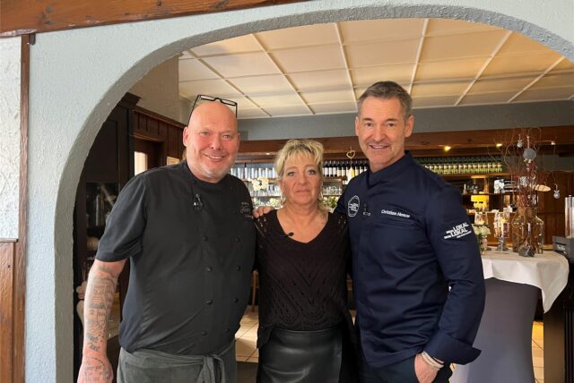 Christian Henze (r.) steht mit Dirk und Sandra Lasarz im Kaiserhof Herten.