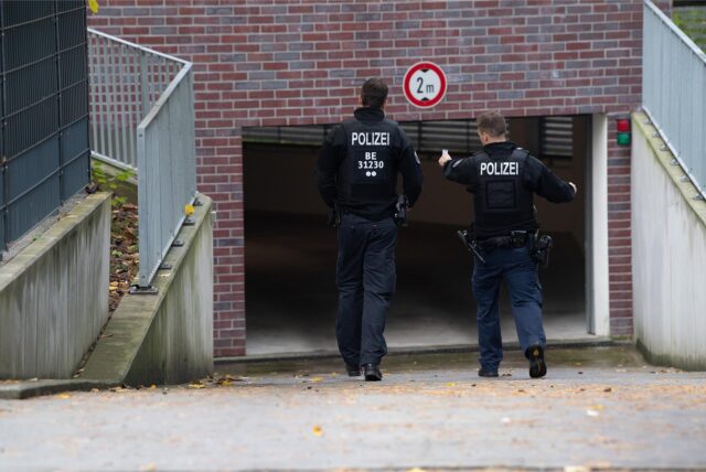 Polizisten an Tiefgarage