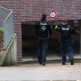 Polizisten an Tiefgarage