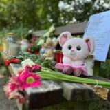 Blumen, Kerzen und Kuscheltiere sind an der Bank am Tüshausweg in Dorsten zum Zeichen der Trauer geworden.