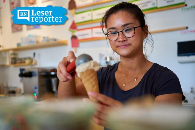 Mitarbeiterin Michelle bereitet eine Kugel „Dortmunder Apfel“-Eis im „Hitzefrei“