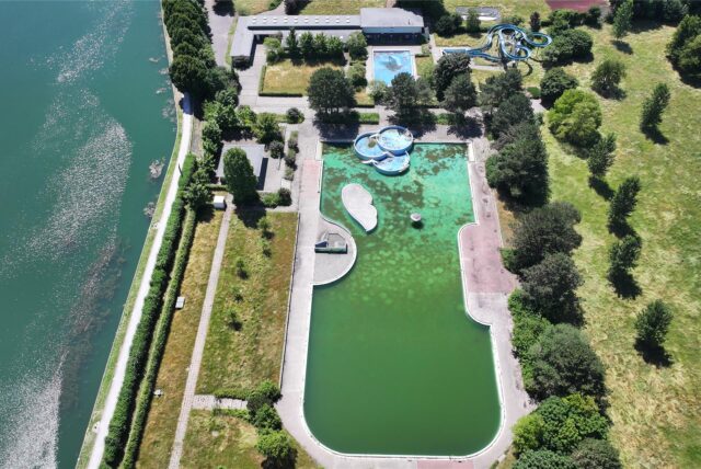 Bei dieser Hitze wählen die Badegäste seit über einem Jahr den Dortmund-Ems-Kanal: Das Freibad Hardenberg, eröffnet im Jahr 1927, ist knapp 100 Jahre später wegen Sanierungsbedarf geschlossen. Seit Ende 2023 gammelt es vor sich hin.
