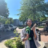 Rosi Taslima Azam hält ein Thermometer hoch.