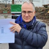 Montage: Das Bild zeigt eine Luftaufnahme eines Baugebiets neben einer Wohnsiedlung und eine Person, die einen Bauplan vor einem Haufen geschnittener Äste hält.