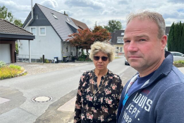 Kai Gottschalk und Nachbarin Philomina Erftkemper stehen in der Buggestraße in Kirchlinde und zeigen uns die Schäden in der Fahrbahn.