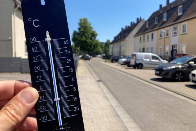 Auf einem Thermometer werden 44 Grad in der Sonne angezeigt.
