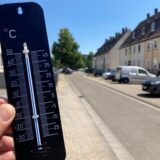 Auf einem Thermometer werden 44 Grad in der Sonne angezeigt.