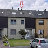 Die Ansicht eines Hauses in Recklinghausen-Suderwich von der Straße aus: Das zu versteigernde Haus ist mittendrin.