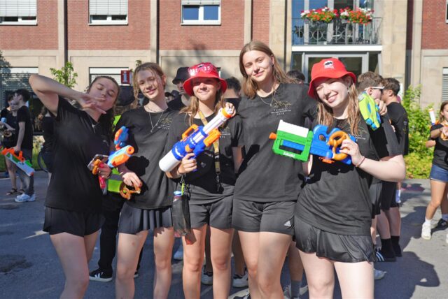 Feiern mit dem Schulsturm das Ende ihrer Schulzeit: Die Abiturientinnen und Abiturienten des Theodor-Heuss-Gymnasiums Waltrop.