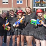 Feiern mit dem Schulsturm das Ende ihrer Schulzeit: Die Abiturientinnen und Abiturienten des Theodor-Heuss-Gymnasiums Waltrop.