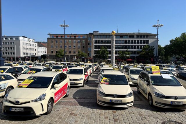 Viele Taxi-Fahrzeuge auf dem Friedensplatz Dortmund