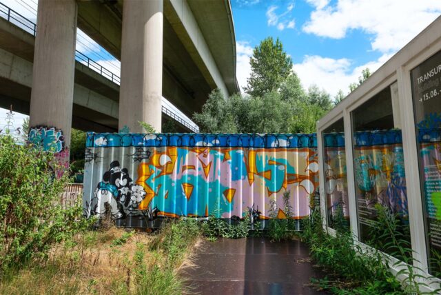Ein Container steht unter einer Brücke in Dortmund.