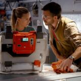 Scarlett Johansson (l) als Zora Bennett und Jonathan Bailey als Dr. Henry Loomis in einer Szene des Films «Jurassic World: Die Wiedergeburt».