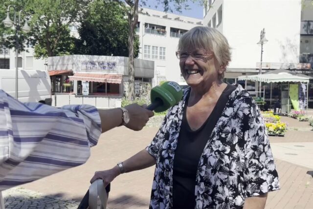 Eine Frau, die lächelt.
