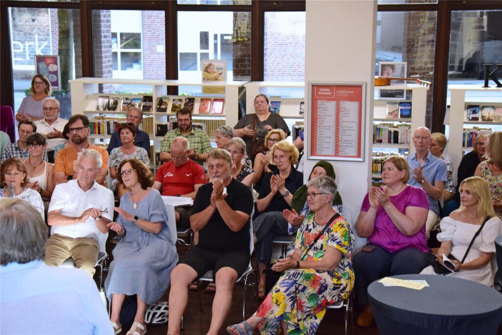 Die Eröffnung der Aktionswoche Wohnen in der Halterner Stadtbücherei stieß auf großes Interesse. Die Eröffnung der Aktionswoche Wohnen in der Halterner Stadtbücherei stieß auf großes Interesse.
