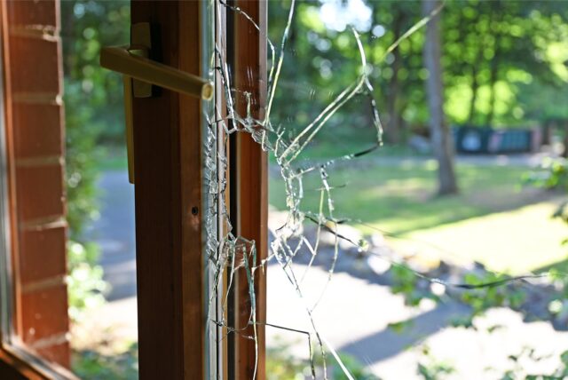 Mit einem Stein zerstörten Einbrecher die Fensterscheibe eines Aufenthaltsraumes am Waldfriedhof und gelangten so ins Innere.