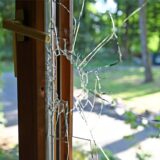 Mit einem Stein zerstörten Einbrecher die Fensterscheibe eines Aufenthaltsraumes am Waldfriedhof und gelangten so ins Innere.