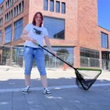 Sabrina Flesch, seit zwei Jahren Vorsitzende des Vereins „Ruhrpottmöwen Tierschutzprojekt“, mit Kescher für den Taubenfang.