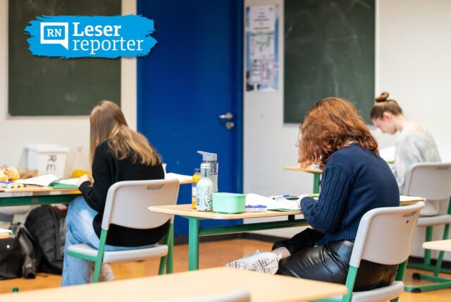 Symbolbild: Schülerinnen und Schüler sitzen in einem Klassenzimmer