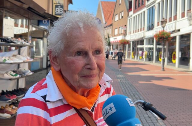 Mecky Nowak spricht bei einer Straßenumfrage der Halterner Zeitung ins Mikro.
