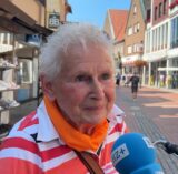 Mecky Nowak spricht bei einer Straßenumfrage der Halterner Zeitung ins Mikro.