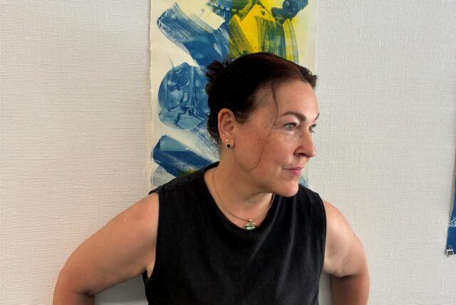Die Künstlerin Simone de Saree vor einem ihrer Werke