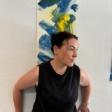 Die Künstlerin Simone de Saree vor einem ihrer Werke