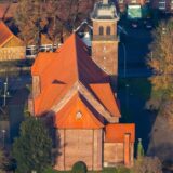 Links die Antoniuskirche, rechts ein verbrannter Baldachin.