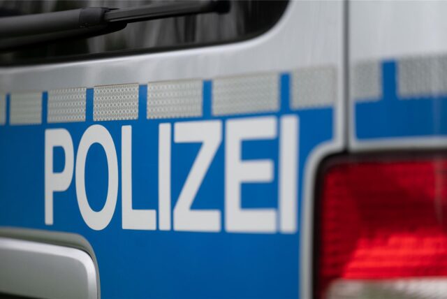 Das Wort Polizei ist auf einem Fahrzeug der Polizei zu sehen.
