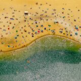 Luftbild vom Strand Silbersee, Sand mit bunten Sonnenschirmen und Decken