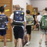 Schüler kommen am Morgen in einer Grundschule zum Unterricht.