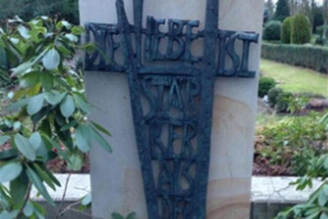 Vandalismus und Diebstähle meldet die Stadt Dorsten auf Friedhöfen. Das Bild zeigt das Ehrenmal auf dem Friedhof Riedweg vor dem Diebstahl der Inschrift.