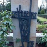 Vandalismus und Diebstähle meldet die Stadt Dorsten auf Friedhöfen. Das Bild zeigt das Ehrenmal auf dem Friedhof Riedweg vor dem Diebstahl der Inschrift.