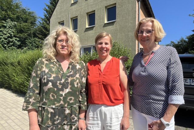 Drei Frauen vor der Frauenberatungsstelle in Marl.