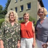 Drei Frauen vor der Frauenberatungsstelle in Marl.