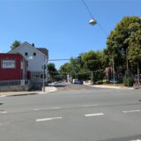Eine Hauptstraße mit Fähnchen dekoriert.