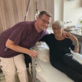 Ein Pfleger kümmert sich um eine Patientin in einem Krankenhaus.