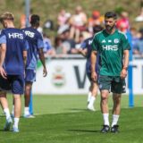 Fußball, 2. Bundesliga, Trainingsauftakt FC Schalke 04. Schalkes neuer Cheftrainer Miron Muslic schaut seiner Mannschaft zu. +++ dpa-Bildfunk +++
