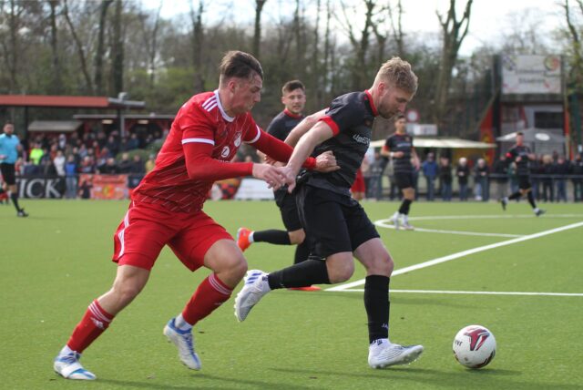 Nils Eisen marschiert mit dem Ball am Fuß durchs Mittelfeld