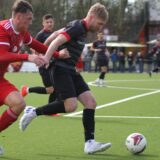 Nils Eisen marschiert mit dem Ball am Fuß durchs Mittelfeld
