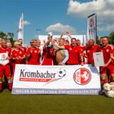 Da ist der Pokal: Die Kreisauswahl-Kicker feiern in Kaiserau ihren zweiten Triumph bei der Ü60-Westfalenmeisterschaft.