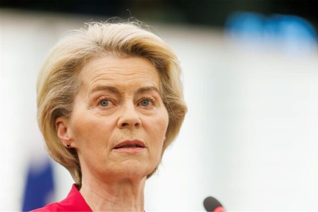 Ursula von der Leyen, Präsidentin der EU-Kommission, spricht an einem Rednerpult.