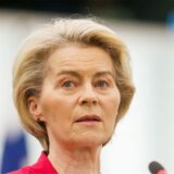 Ursula von der Leyen, Präsidentin der EU-Kommission, spricht an einem Rednerpult.