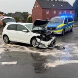 Unfallauto mitten auf der Kreuzung Ahsener Straße/Recklinghäuser Straße in Datteln-Ahsen