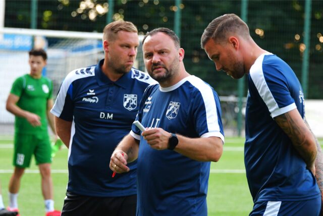 Wackers Trainer Jimmy Thimm (M) und Kevin Großkreutz haben der Mannschaft zum Trainingsbeginn zu verstehen gegeben, was sie von ihr erwarten.