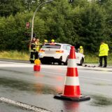Zwei Einsatzwagen der Feuerwehr Marl stehen auf der B225 in Höhe der A52-Auffahrt. Inmitten der Kreuzung steht ein Pkw, um den einige Rettungskräfte stehen.