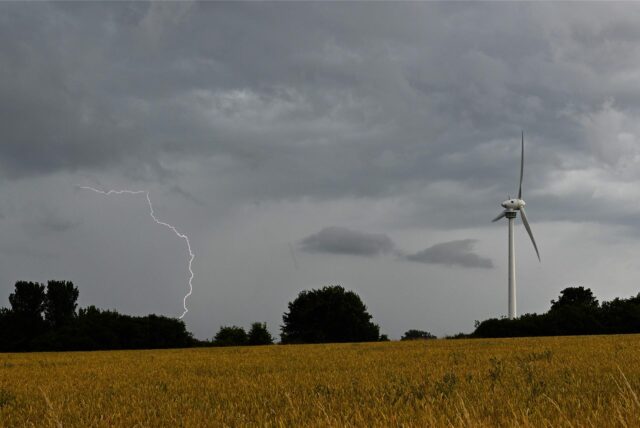Ein Blitz schlägt an der Grenze von der Region Hannover und dem Landkreis Hildesheim ein.