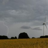 Ein Blitz schlägt an der Grenze von der Region Hannover und dem Landkreis Hildesheim ein.